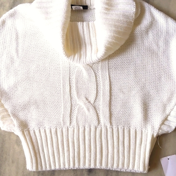 NWT. Junior Cropped sweater vest with cowl neck and front pattern. - Picture 4 of 4